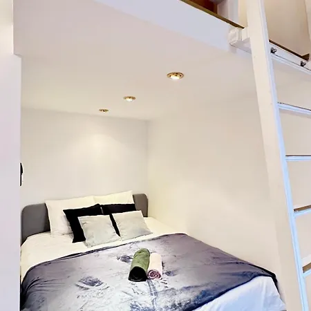 Jozsef 18 - 5 Mins To New York Cafe Budapest